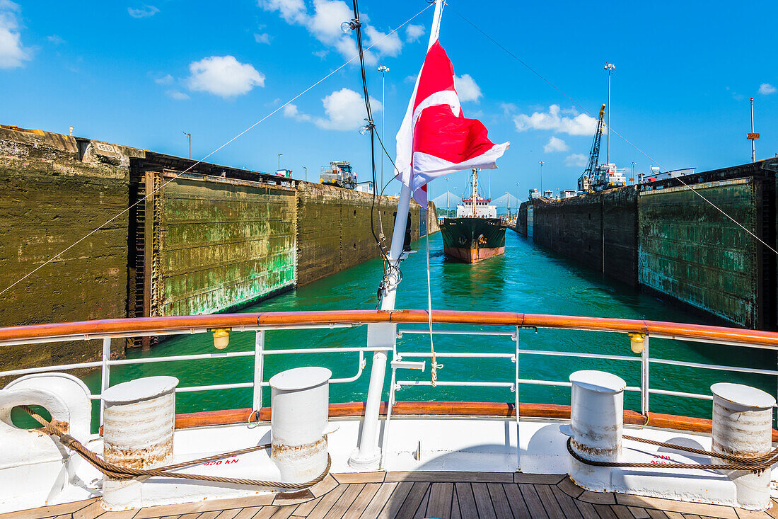 Einfahrt in die Schleuse, Gatun Locks, Panama Kanal, Panama City, Panama, Amerika