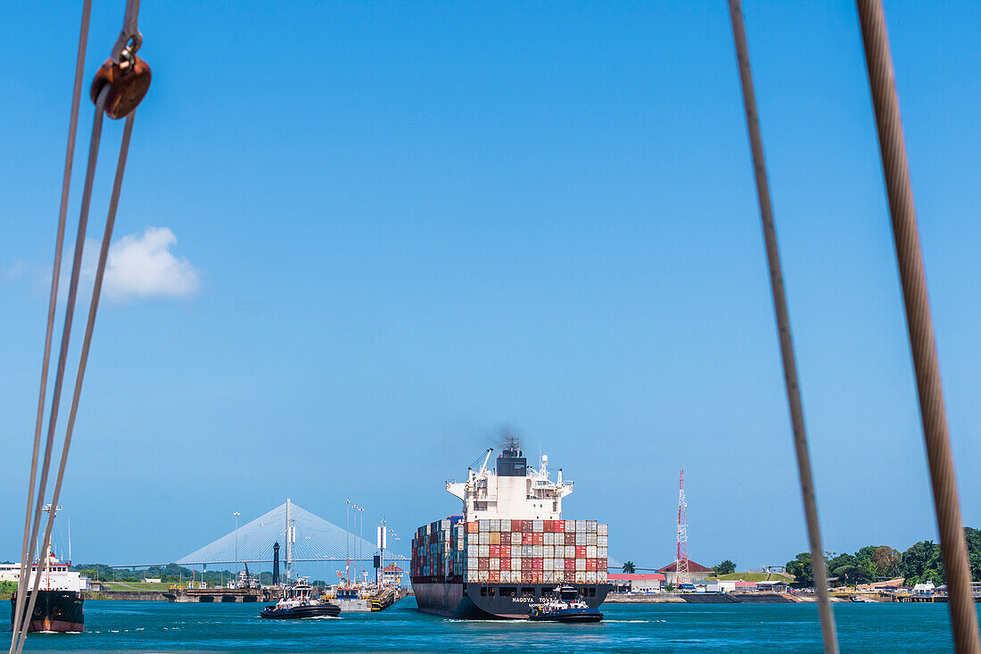 Containerschiff vor der Schleuse, Gatun Locks, Panama Kanal, Panama City, Panama, Amerika