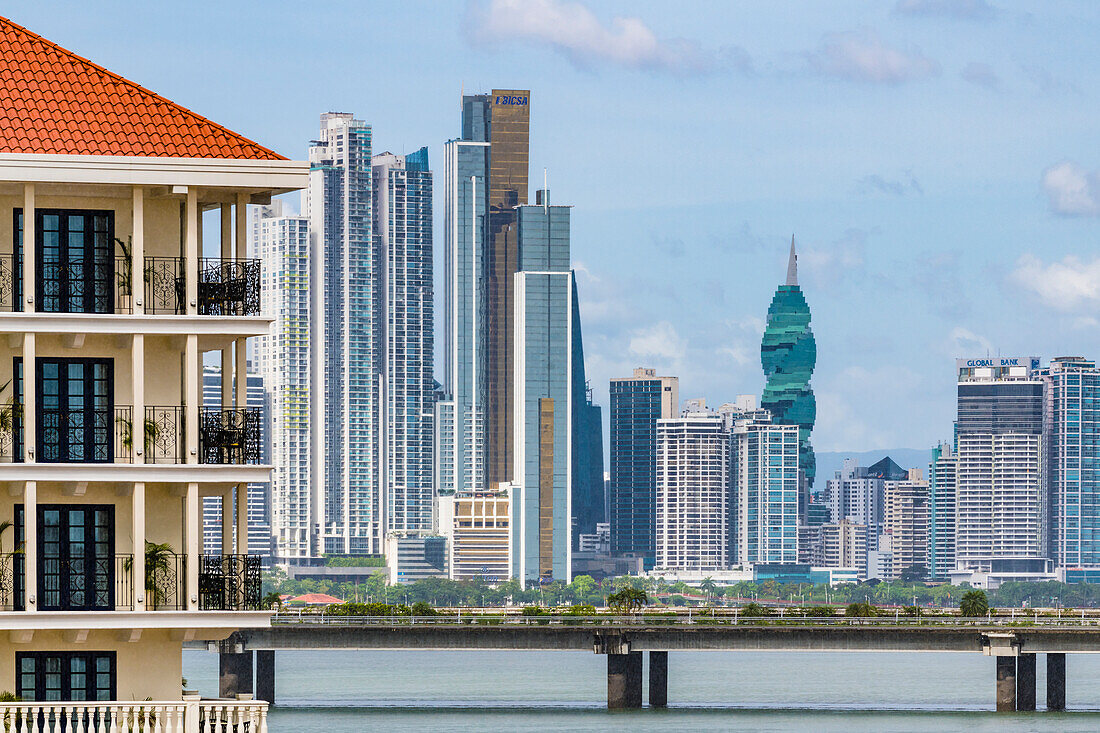 Skyline von der Altstadt aus gesehen, gedrehtes Hochhaus F&F Tower, Panama City, Panama, Amerika