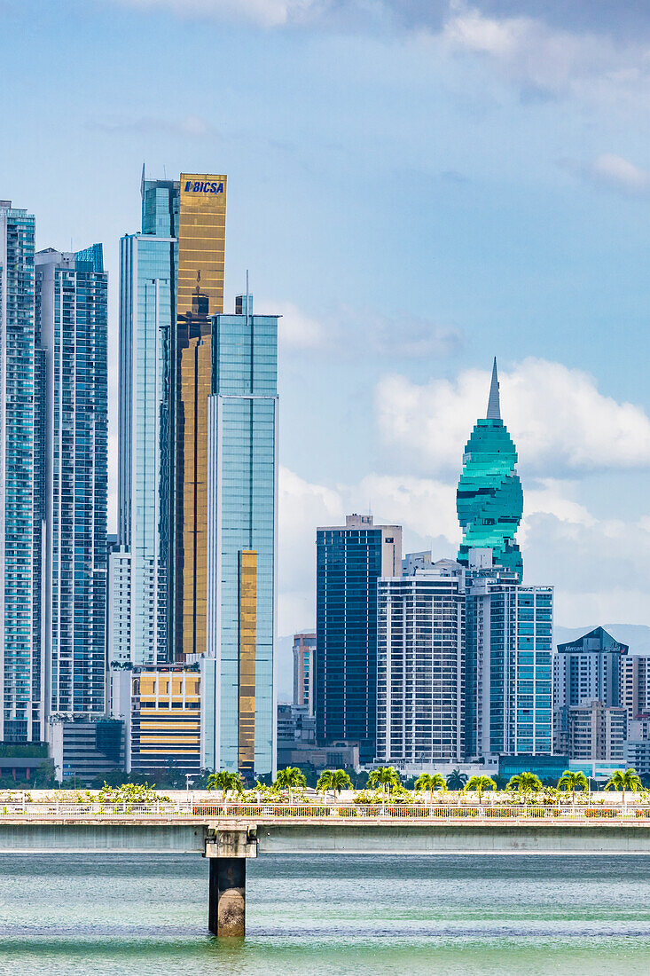Skyline mit gedrehtem Hochhaus F&F Tower, Panama City, Panama, Amerika