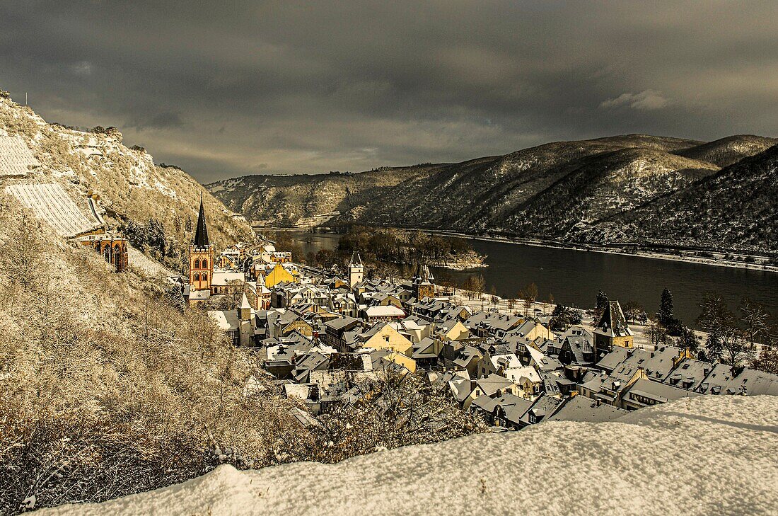  Old town of Bacharach and the Rhine Valley in winter, seen from the Victor Hugo Window viewpoint, Upper Middle Rhine Valley, Rhineland-Palatinate, Germany 