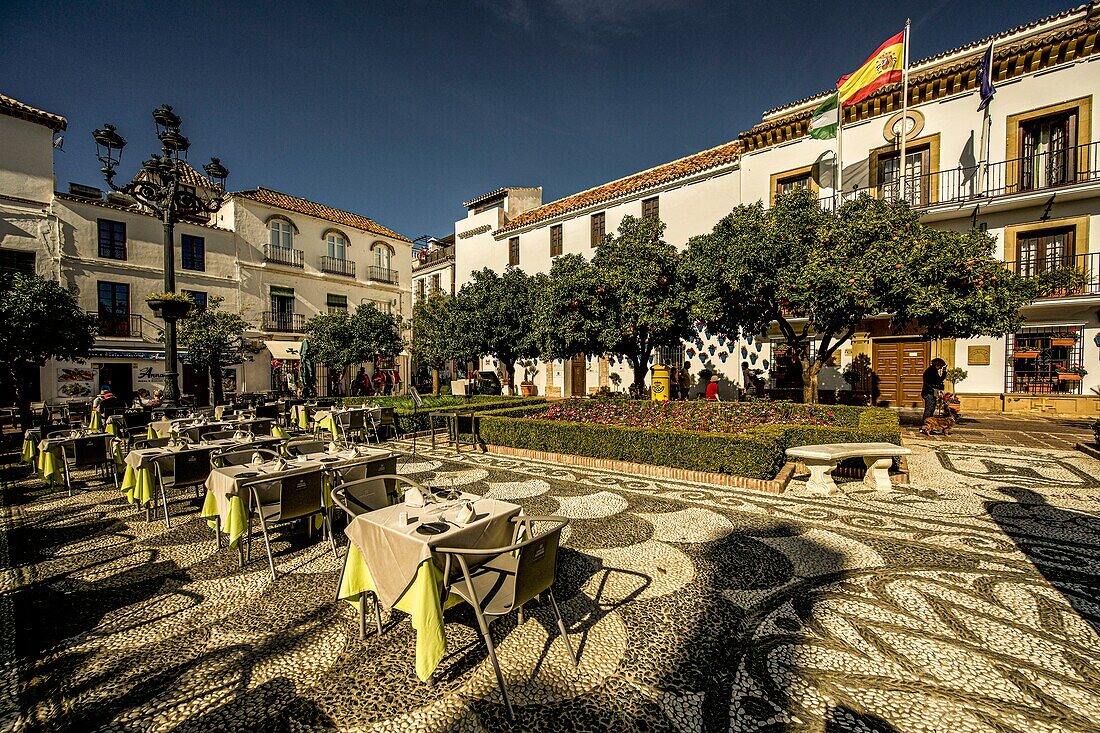 Außengastronomie auf der Plaza de los Naranjos und die für die Altstadt von Marbella typischen weißen andalusischen Häuser, Costa del Sol, Andalusien, Spanien