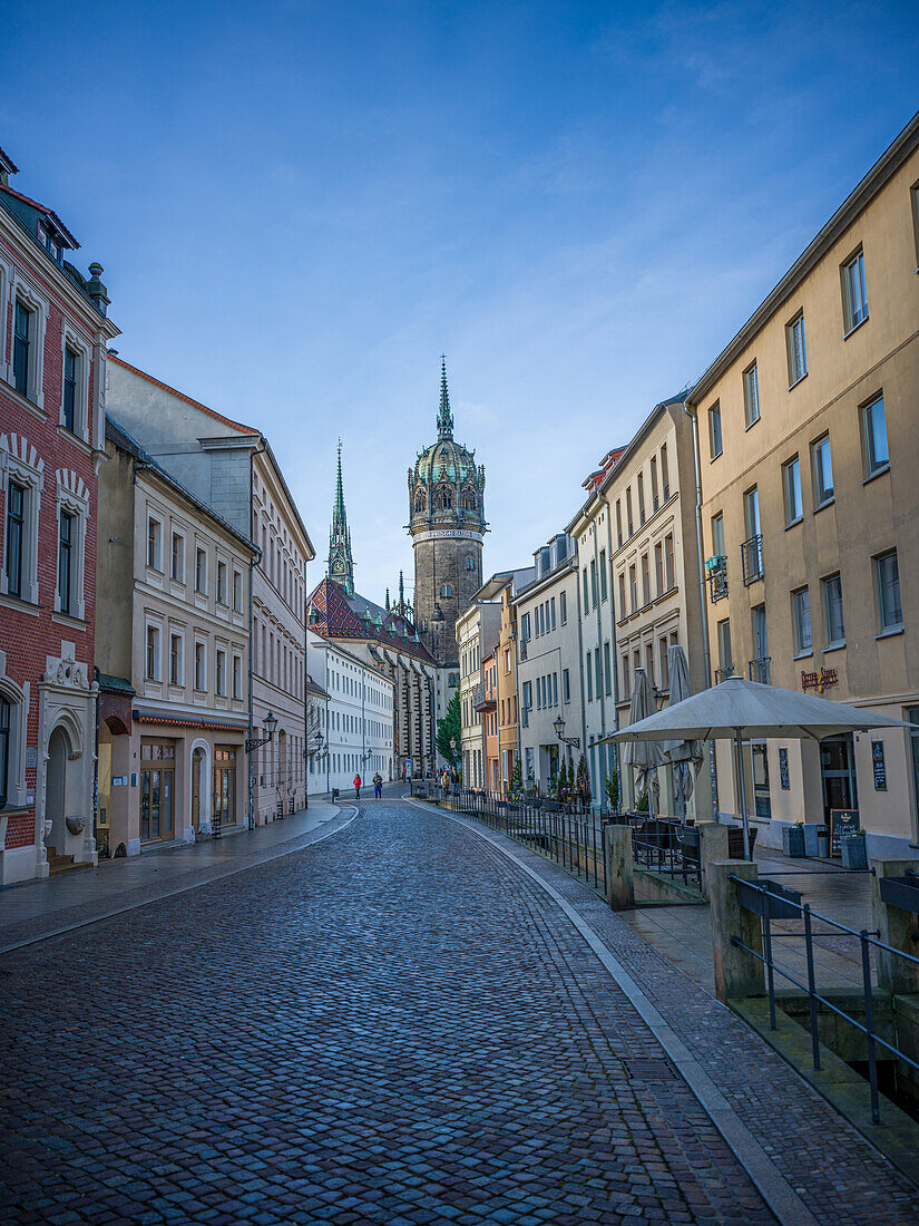 Schlossstraße mit Blick auf die Schlosskirche, Lutherstadt Wittenberg, Sachsen-Anhalt, Deutschland