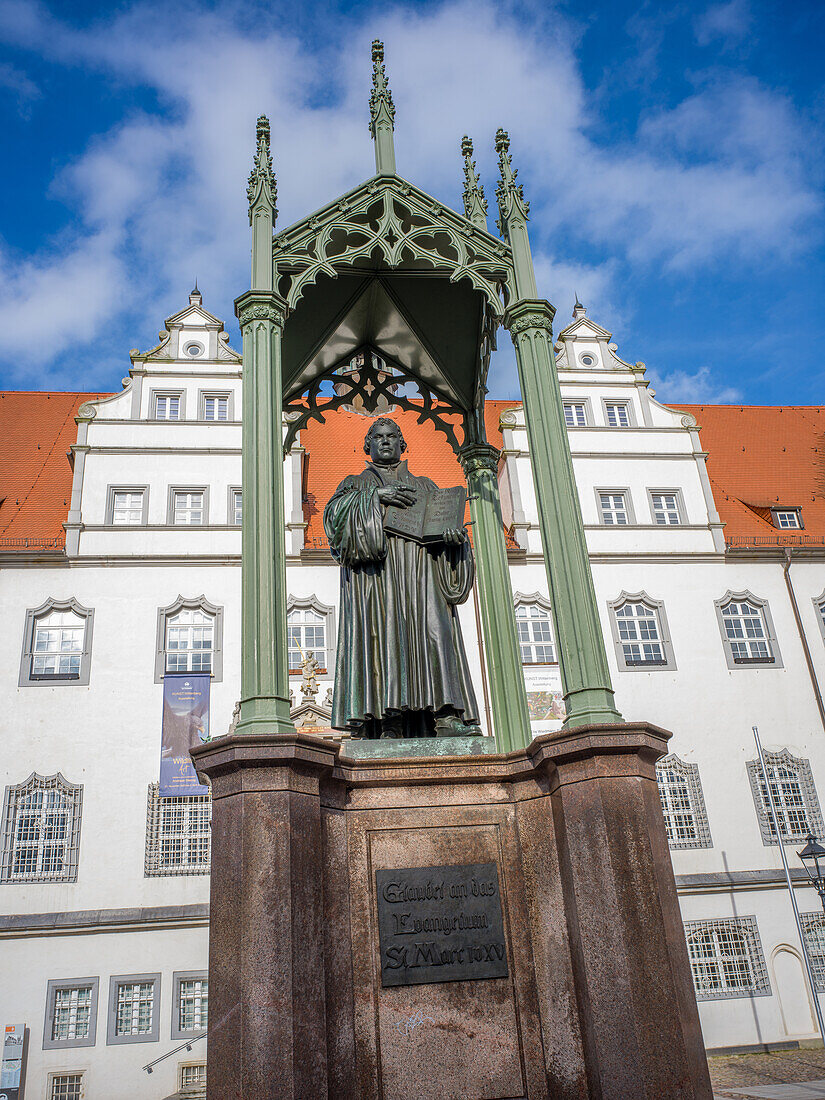 Lutherdenkmal und Rathaus, Lutherstadt Wittenberg, Sachsen-Anhalt, Deutschland