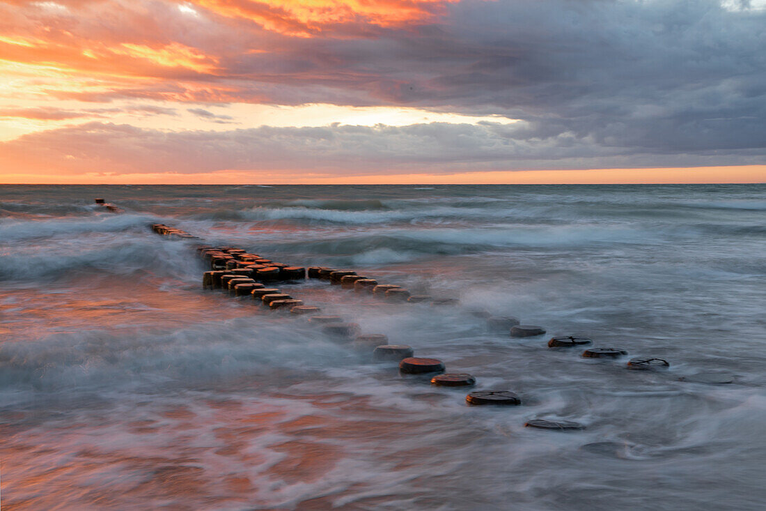 Raue See beim Sonnenuntergang vor Ahrenshoop, Ostsee, Mecklenburg-Vorpommern, Deutschland