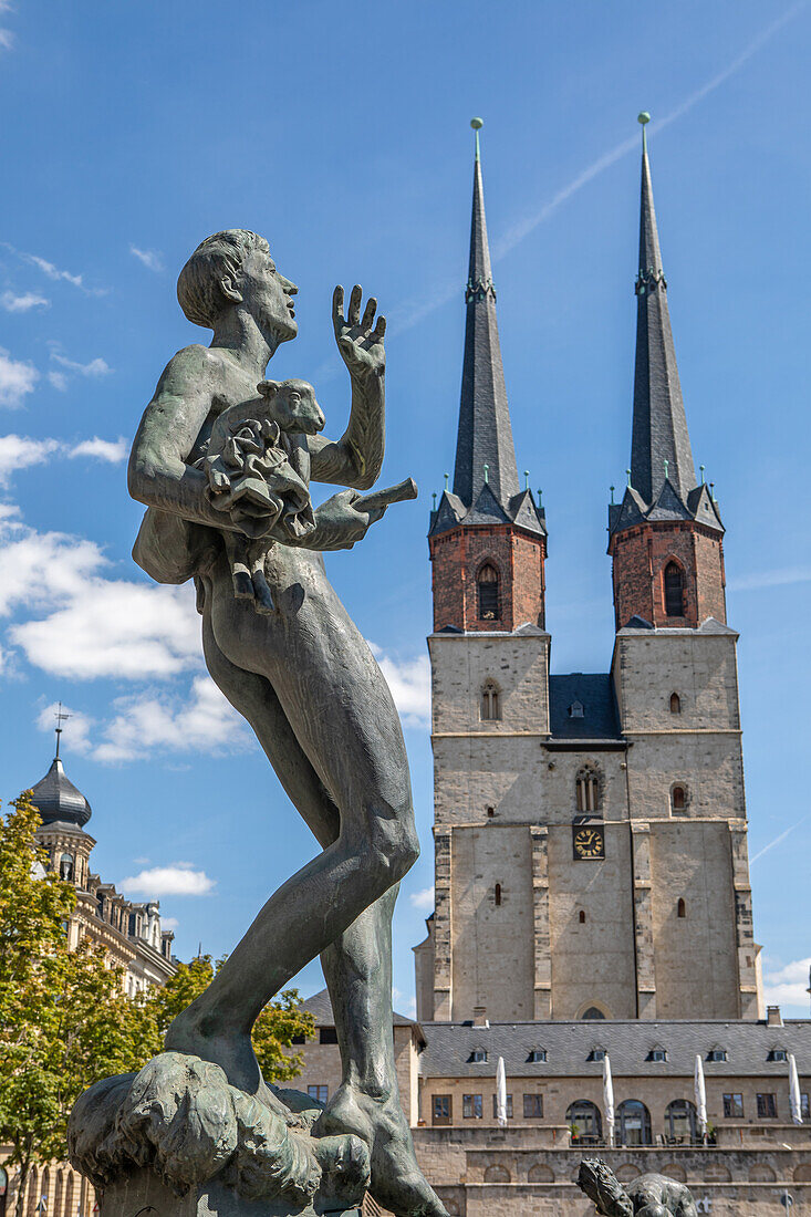 Skulptur am Göbelbrunnen und Marktkirche Unser lieben Frauen, Halle (Saale), Sachsen-Anhalt, Deutschland
