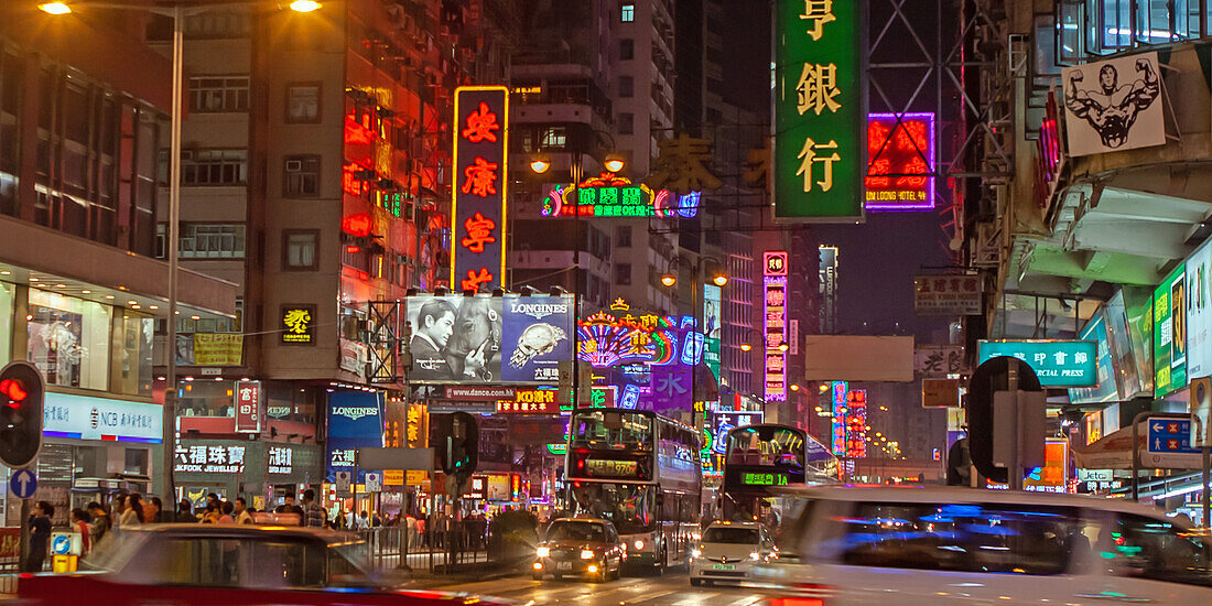 Leuchtreklame nachts auf der Nathan Road, Hongkong