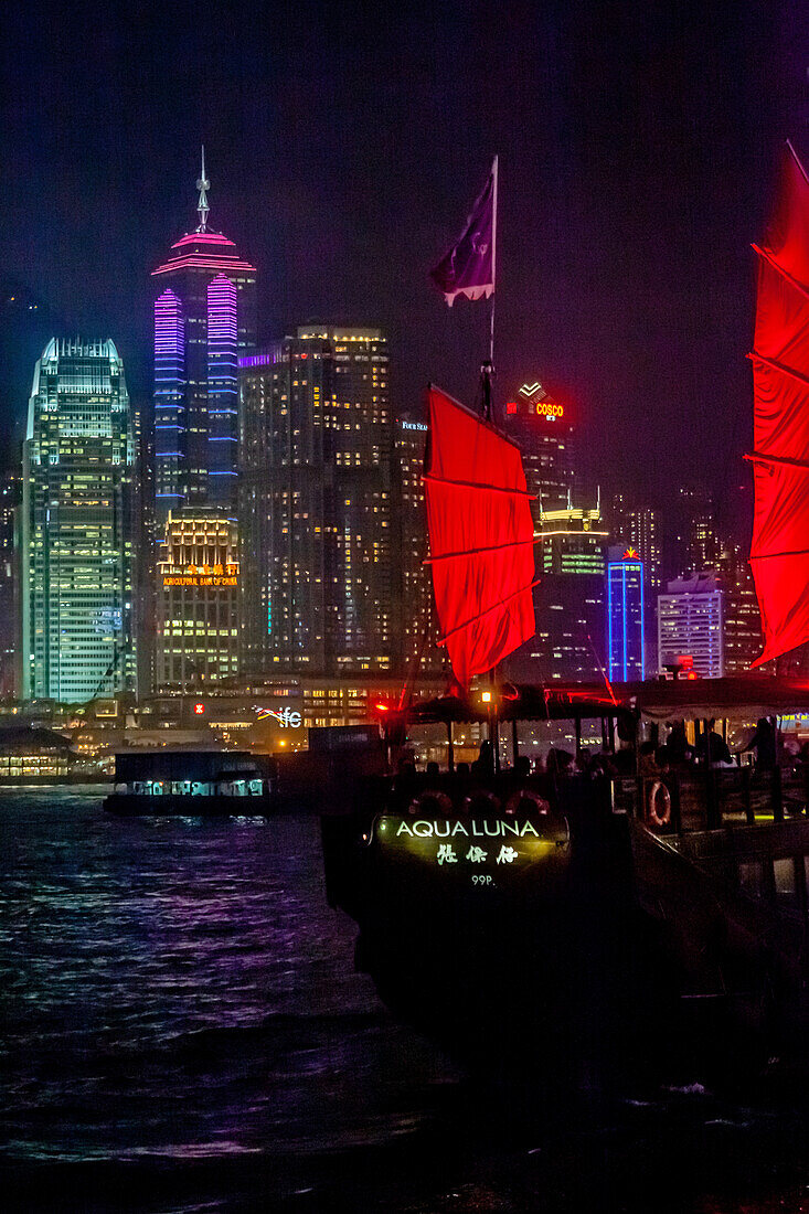 Segelschiff vor der Skyline von Hong Kong Island, Hongkong