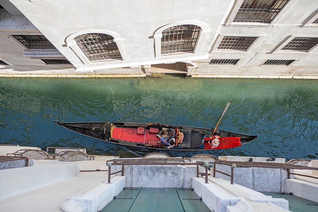 Gondelfahrt auf einem kleinen Kanal in Venedig - von oben betrachtet, Venedig, Italien