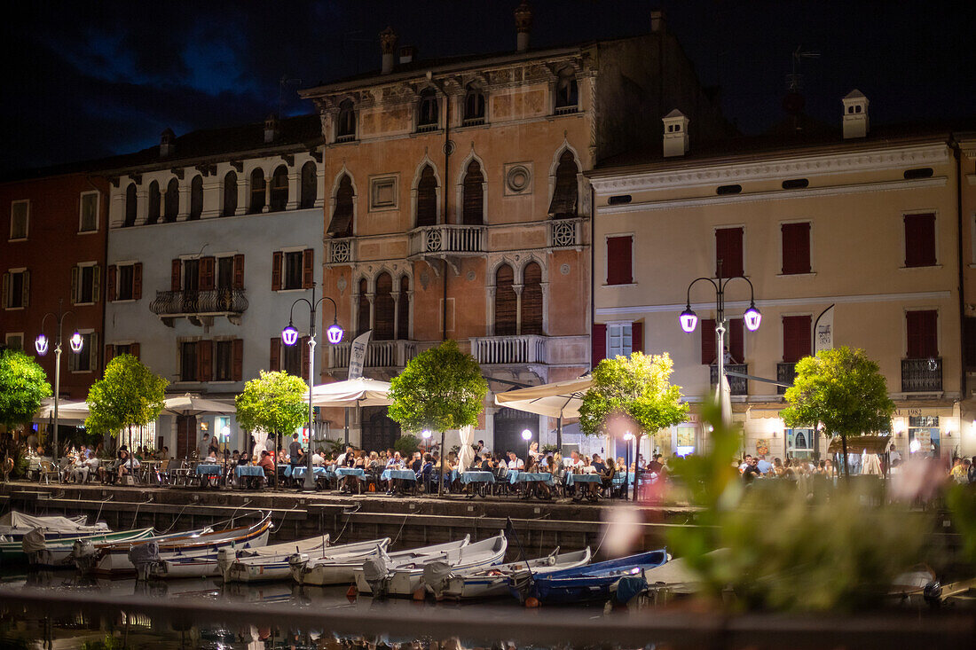 Nachtleben am Alten Hafen in Desenzano, Gardasee, Italien