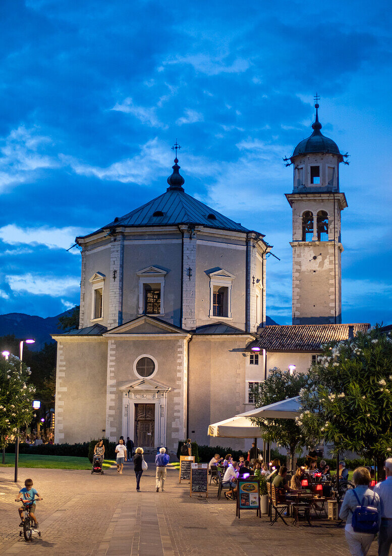 Chiesa di San Maria Inviolata bei Nacht, Riva del Garda, Gardasee, Italien