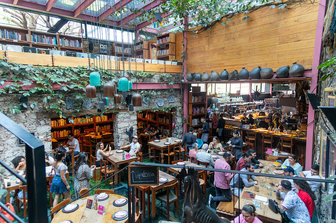 People at lunchtime inside Tetetlan Galeria restaurant, Jardines del Pedregal, Álvaro Obregón, Mexico City, Mexico