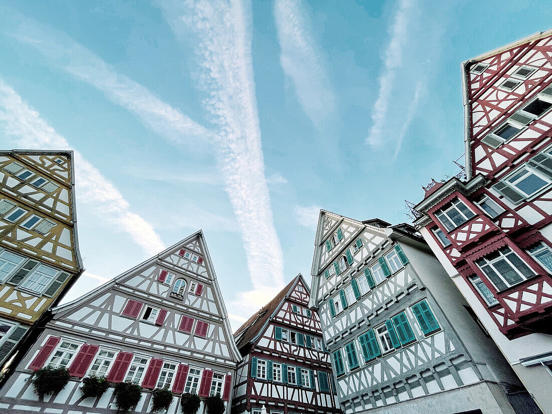 Blick von unten auf mittelalterliche Fachwerkgiebel in Herrenberg, Baden-Württemberg, Deutschland