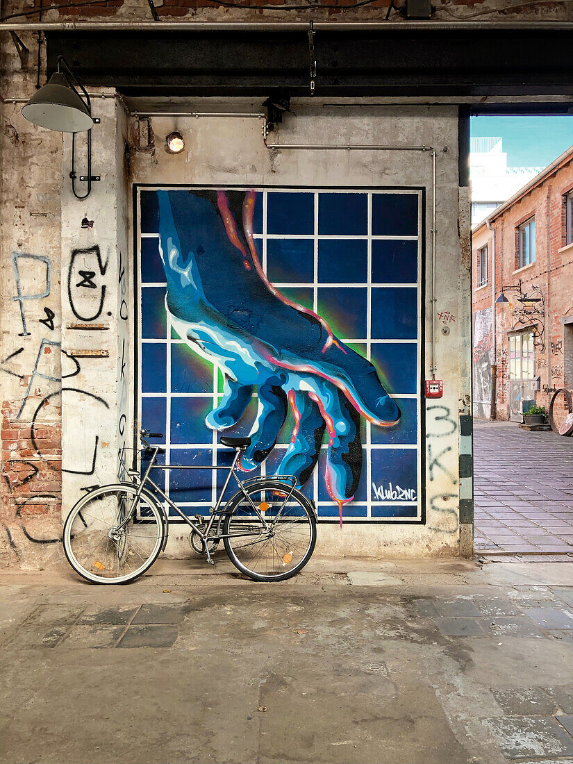 Fahrrad vor Street Art im Westwerk, Plagwitz, Leipzig, Sachsen, Deutschland