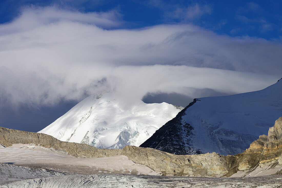 Bizarre Wolken am Gipel des Weisshorn, Wallis, Schweiz.