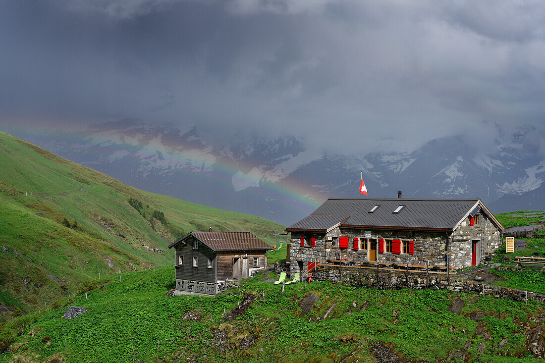 Regenbogen ueber der Rotstockhütte, Berner Oberland, Schweiz.