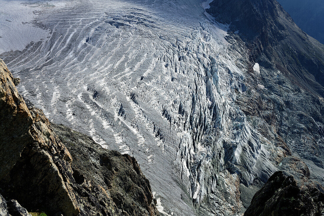 Detailaufnahme der Gletscherspalten auf dem Hohwanggletscher, Zermatt, Wallis, Schweiz.