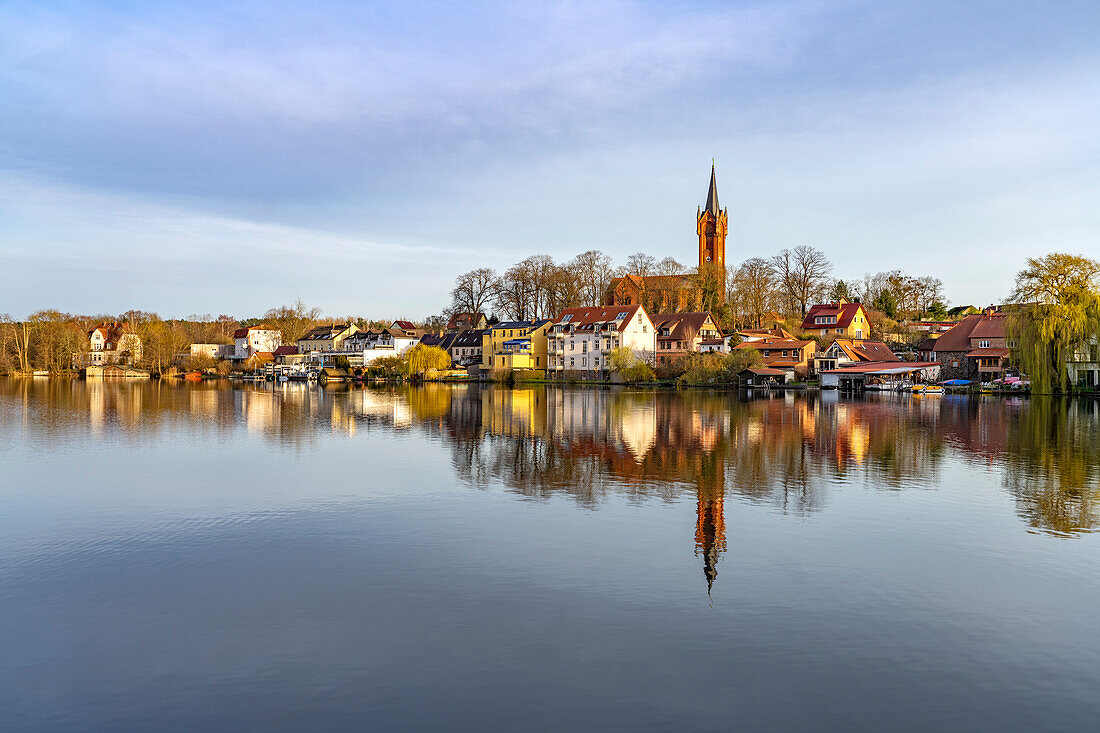 Die Stadt Feldberg am Feldberger Haussee mit der Stadtkirche, Feldberger Seenlandschaft, Mecklenburg-Vorpommern, Deutschland