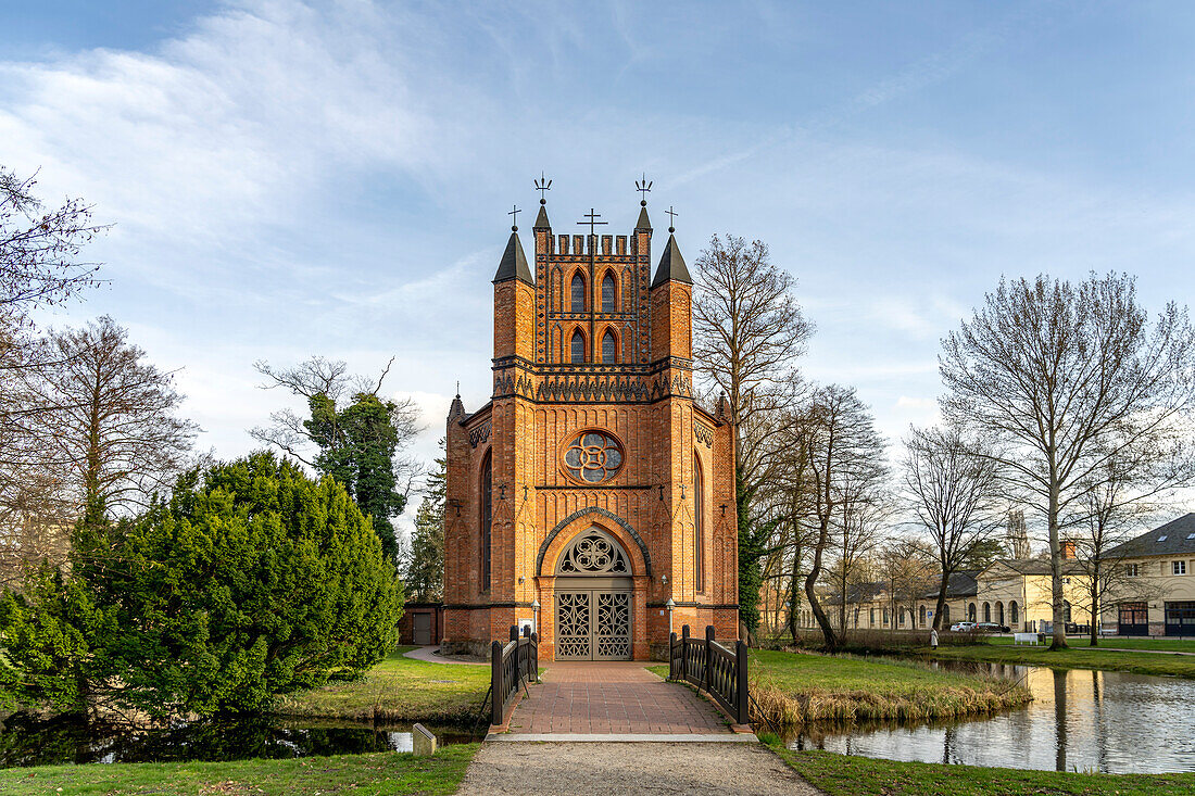 Die katholische Kirche St. Helena und Andreas im Schlosspark Ludwigslust, Mecklenburg-Vorpommern, Deutschland  