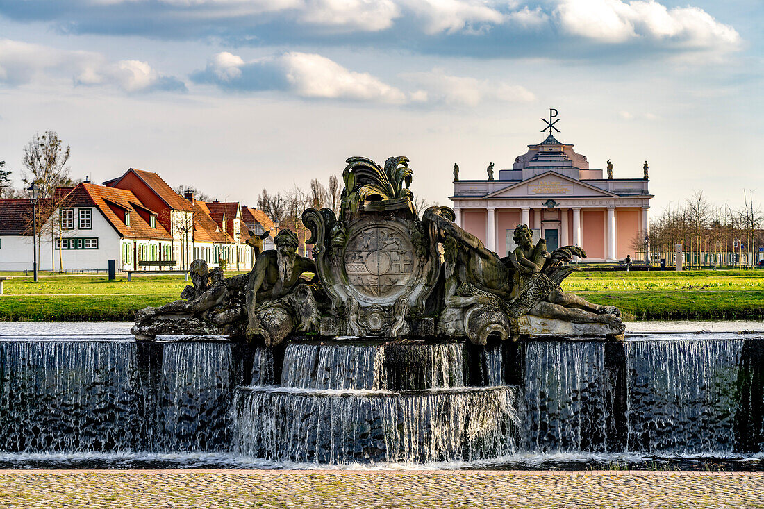 Die große Kaskade im Schlosspark und die Stadtkirche Ludwigslust, Mecklenburg-Vorpommern, Deutschland  