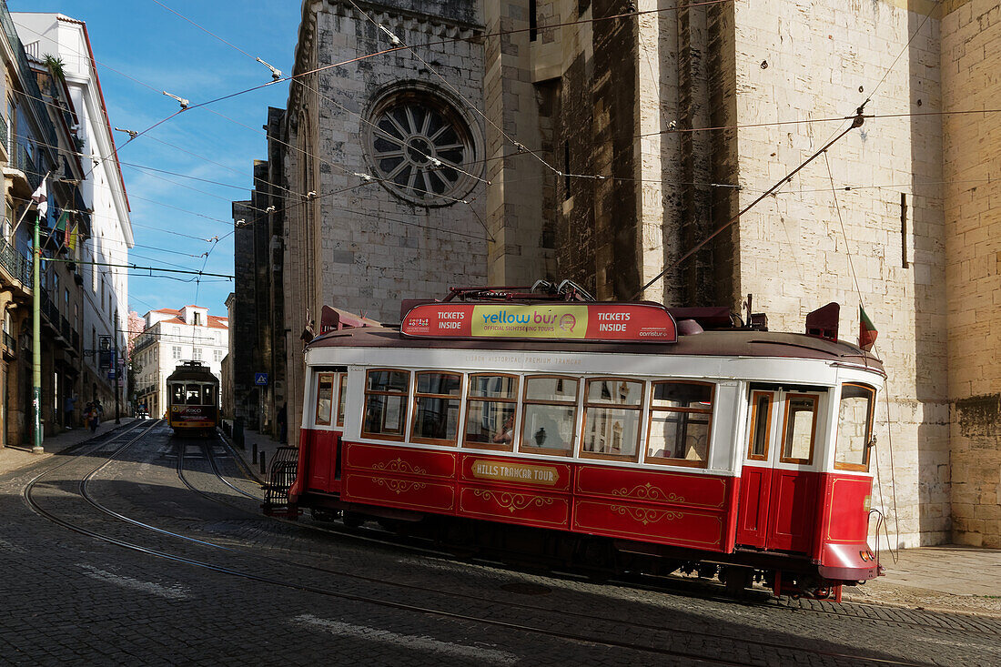 Strassenbahn vor der Se, Lissabon, Portugal.