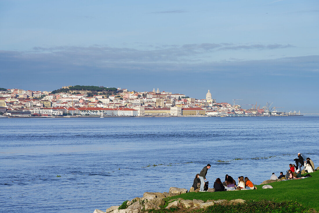 Ausspannen am Tejo, Lissabon, Portugal