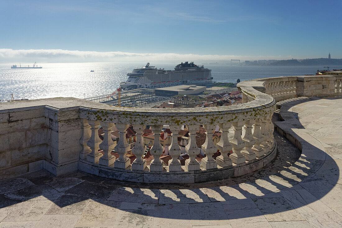 Kreuzfahrtschiff auf dem Tejo,  Lissabon, Portugal.