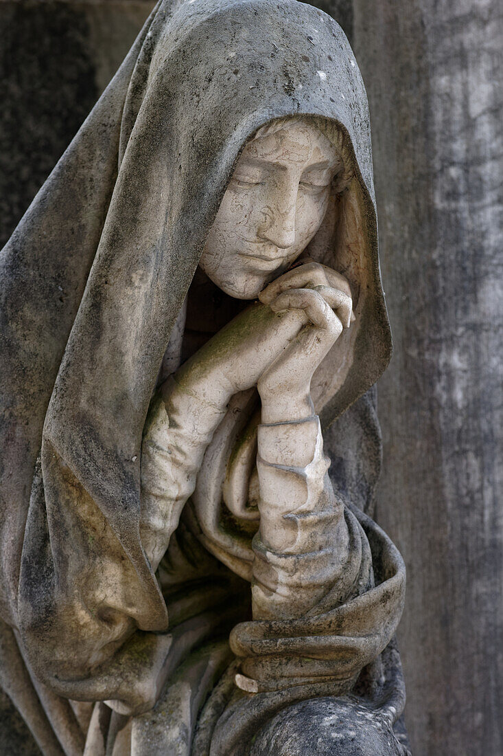 Grabmal auf einem Friedhof in Lissabon, Portugal.