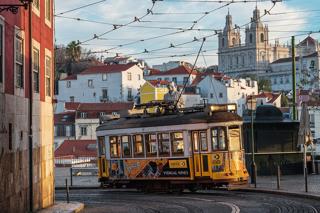 Eine Strassenbahn auf dem Largo de Santa Luzia, Lissabon, Portugal.