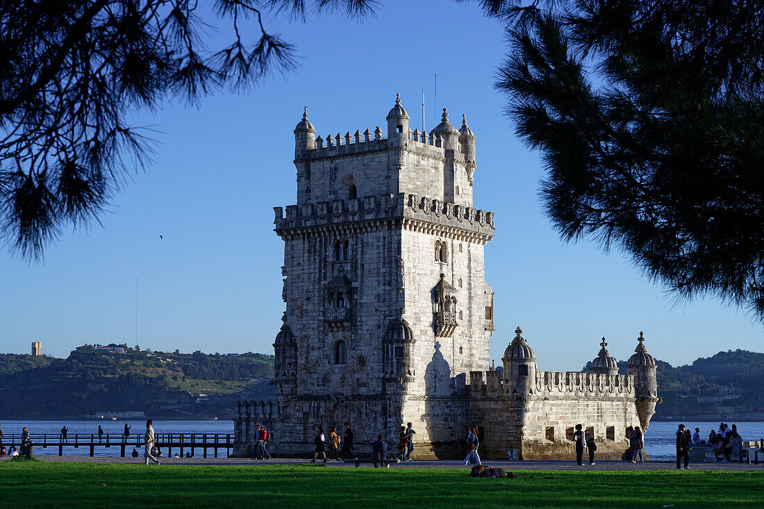 Eines der Wahrzeichen von Lissabon, der Torre Belem am Tejo, Portugal.