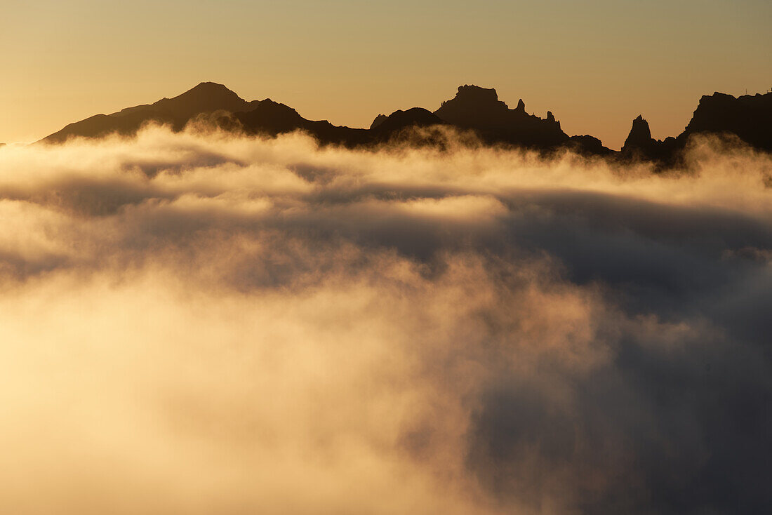 Über dem Wolkenmeer auf der Bica da Cana, Madeira, Portugal.