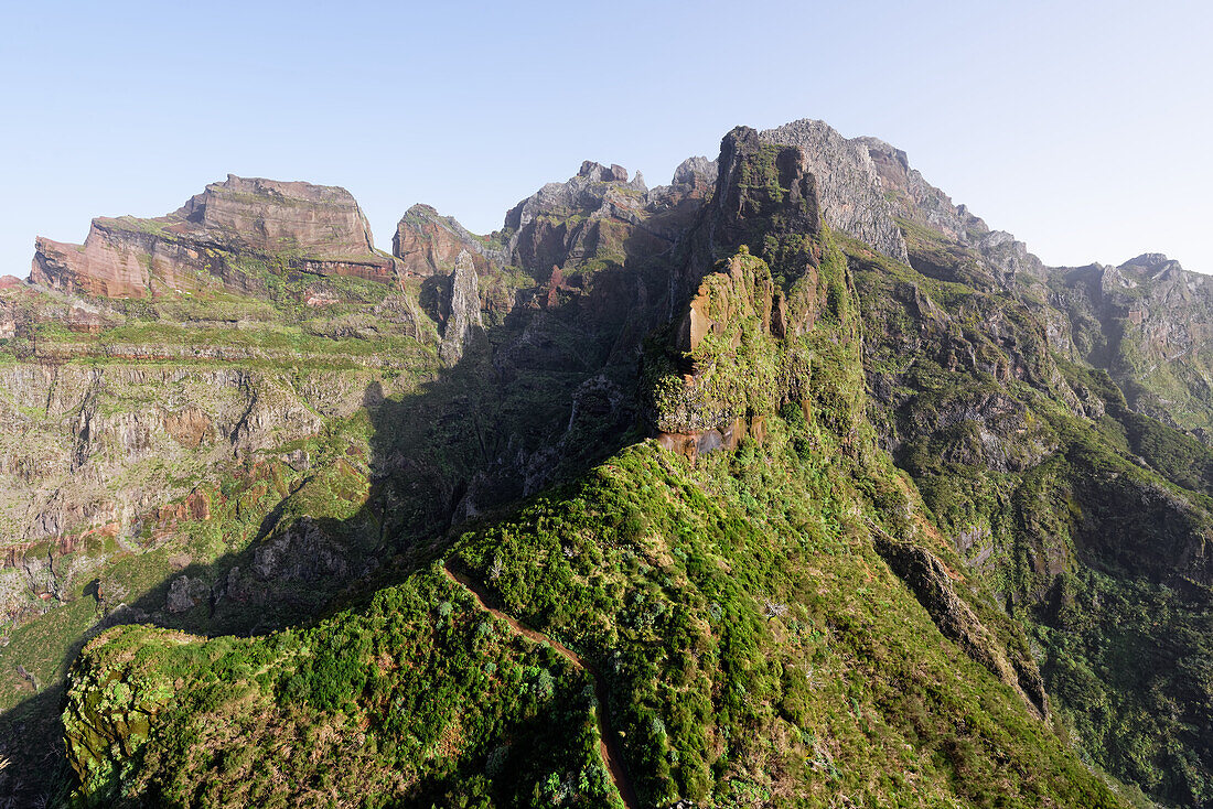 Über den Kamm führt der wunderschöne Wanderweg zwischen Pico do Arieiro und Pico Ruivo, Madeira, Portugal.