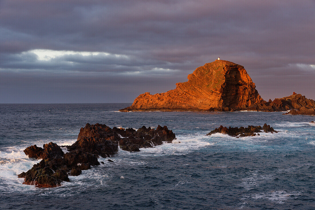 Felsen mit Leuchtturm vor Porto Moniz, Madeira, Portugal.