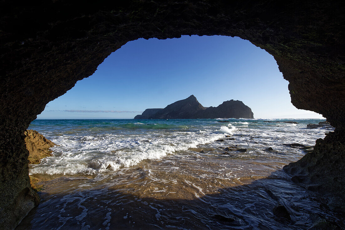 Meerblick, Durchblick durch Felshöhle auf das Meer, Strand von Porto Santo, Portugal.