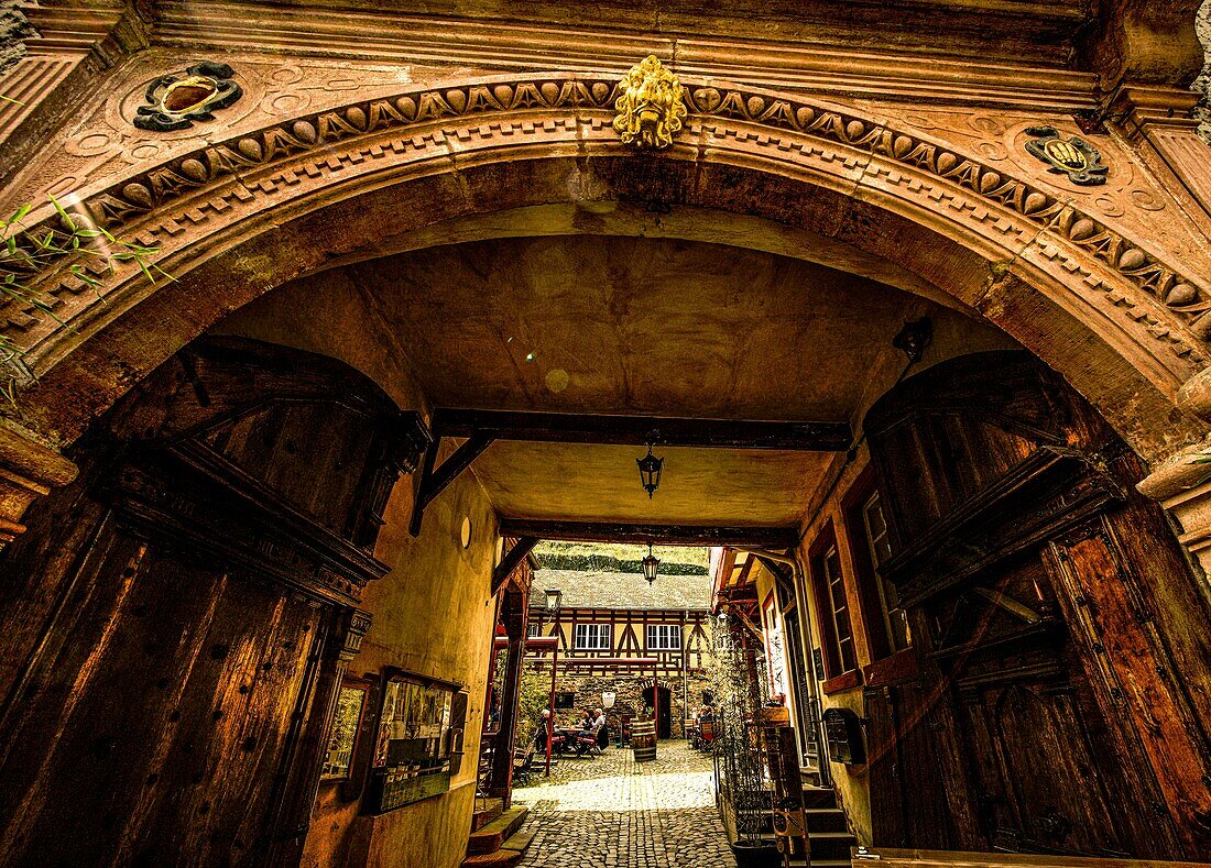 Alter Posthof in Bacharach, Blick durch die Tordurchfahrt in den Innenhof mit Restaurant im Fachwerkhaus, Oberes Mittelrheintal, Rheinland-Pfalz, Deutschland