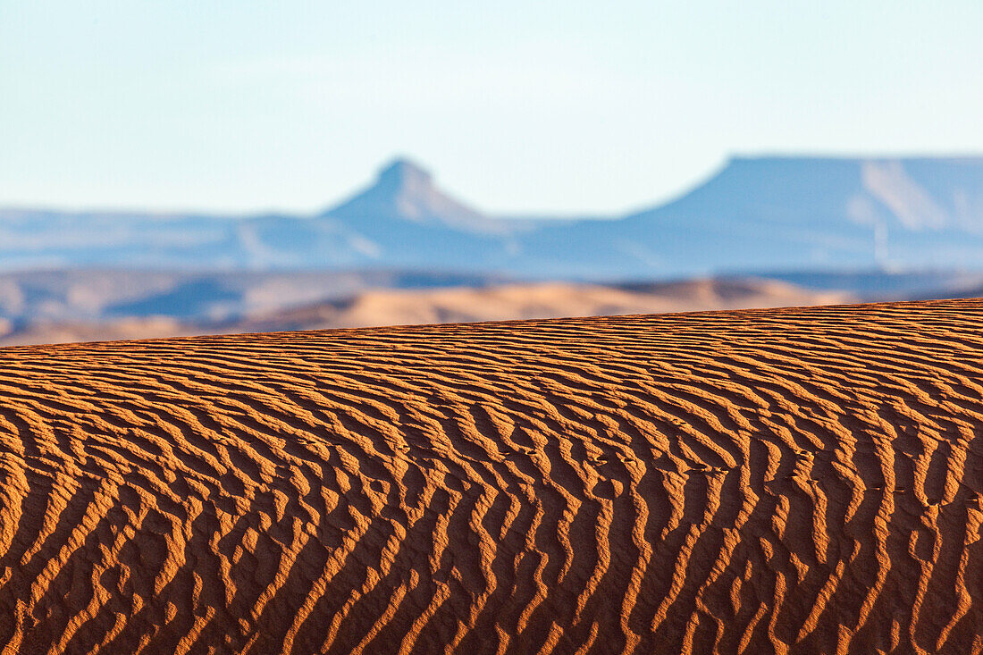 Afrika, Marokko, Zagora, Sahara, Erg Lehoudi, Dünenkamm miit Felsengebirge im Hintergrund