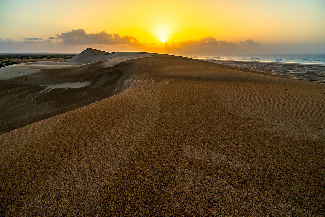 Afrika, Marokko, Plage blanche, der weiße Strand, Dünenlandschaft am Atlantik, Sonnenuntergang