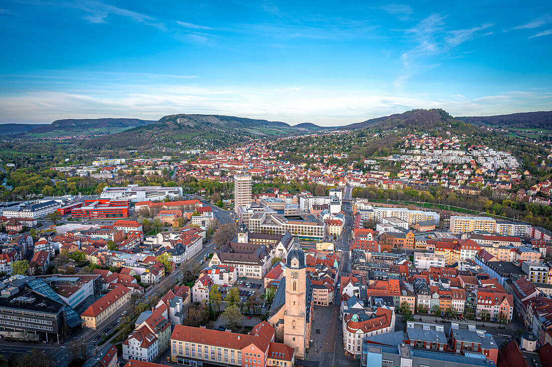 Blick über die Stadt Jena, Kernberge im Hintergrund bei Sonnenuntergang und blauem Himmel, Jena, Thüringen, Deutschland