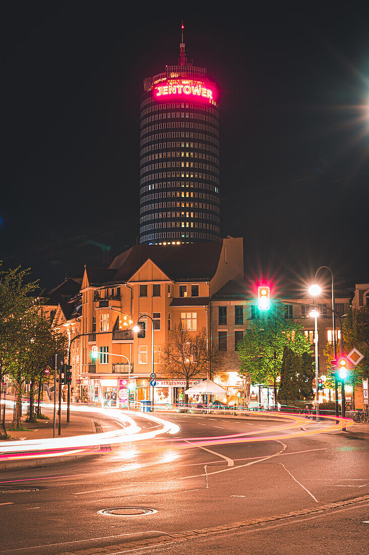 Der Jentower in der Nacht mit Lichtspuren von vorbeifahrenden Autos, Jena, Thüringen, Deutschland