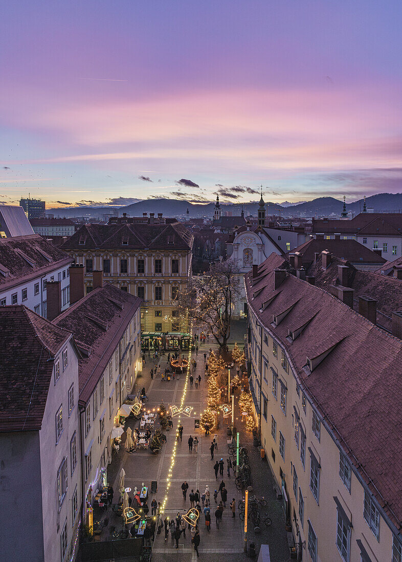 Blick vom Schlossberg auf einen Weihnachtsmarkt in Altstadt von Graz, Steiermark, Österreich.