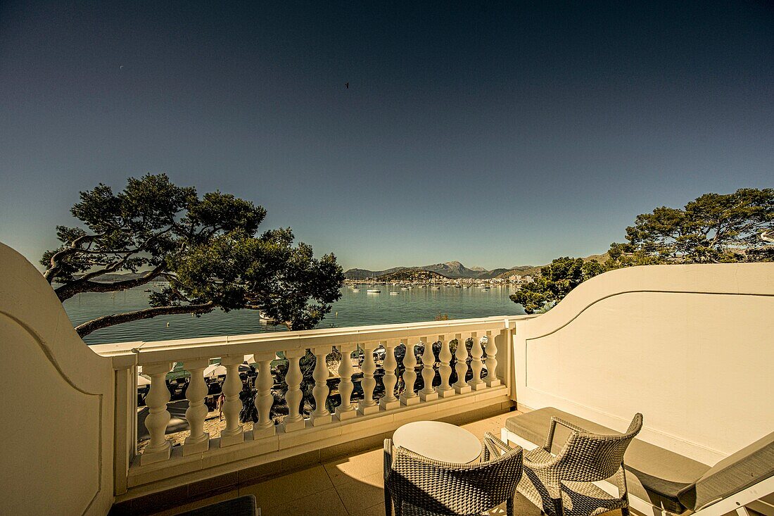 Blick vom Balkon von Hotel Illa d'Or über das Meer auf Port de Pollenca, Mallorca, Spanien