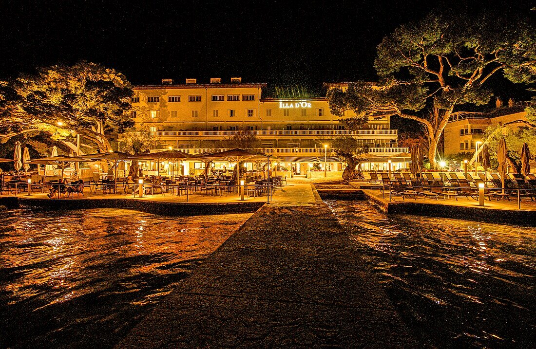 Blick vom Bootssteg auf das Hotel Illa d'Or am Pine Walk bei Nacht, Port de Pollenca, Mallorca, Spanien