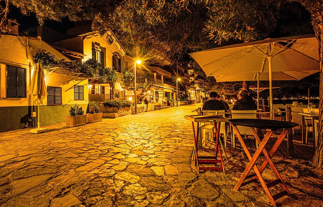 Abendstimmung an der Seepromenade von Port de Pollenca, Mallorca, Spanien