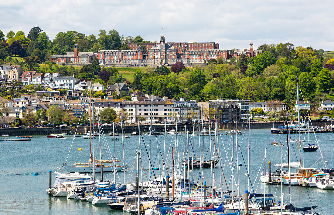 Blick über die Mündung von Fluss Dart River auf die Gebäude des Dartmouth Naval College, Dartmouth, Devon, England, Großbritannien