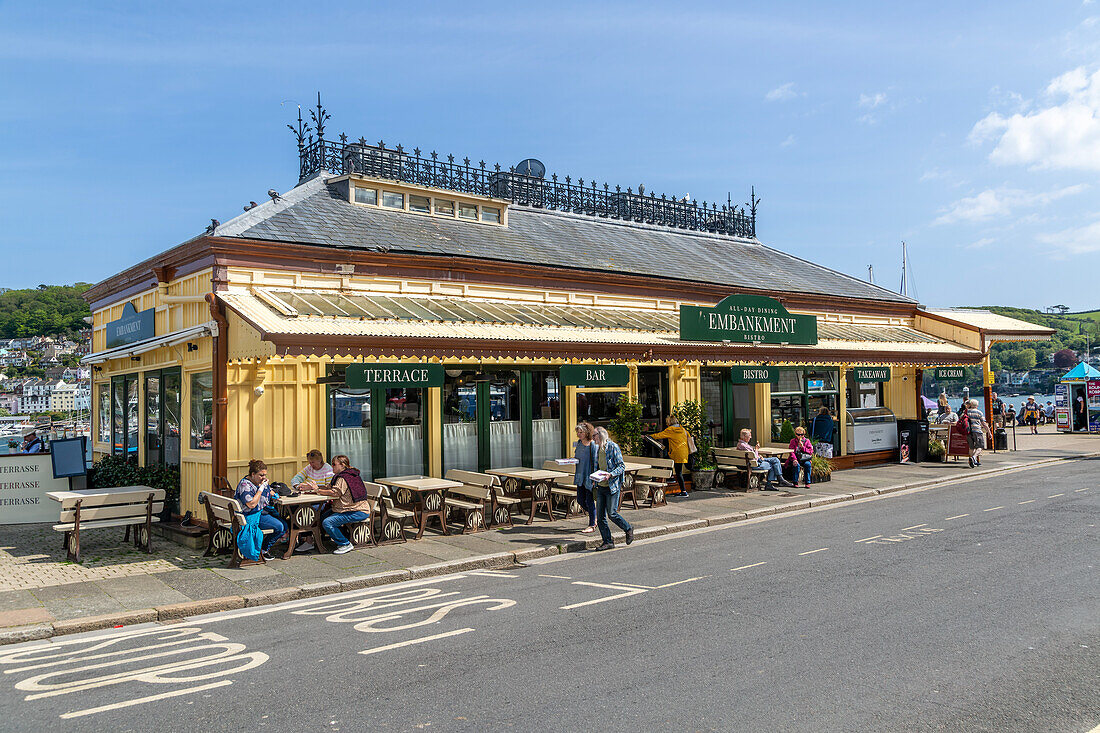 Leute sitzen vor dem Embankment Café Bistro, Dartmouth, Devon, England, Großbritannien, früher das Bahnhof Restaurant