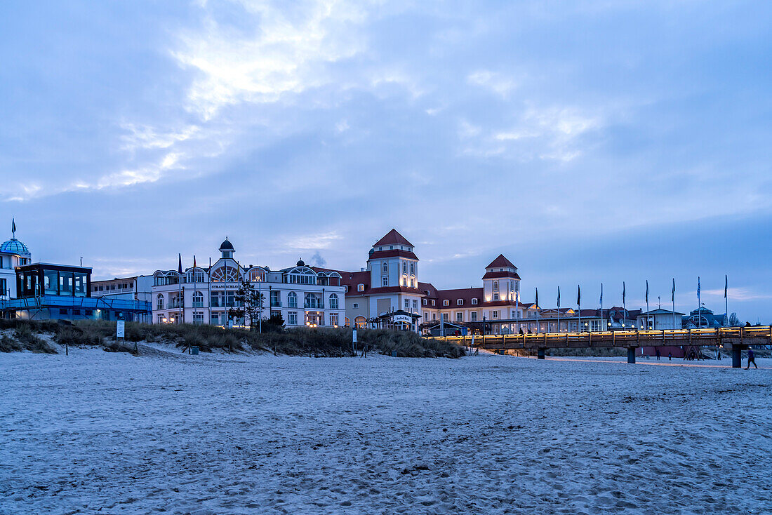 Strand und Kurhaus Hotel von Binz in der Abenddämmerung, Insel Rügen, Mecklenburg-Vorpommern, Deutschland