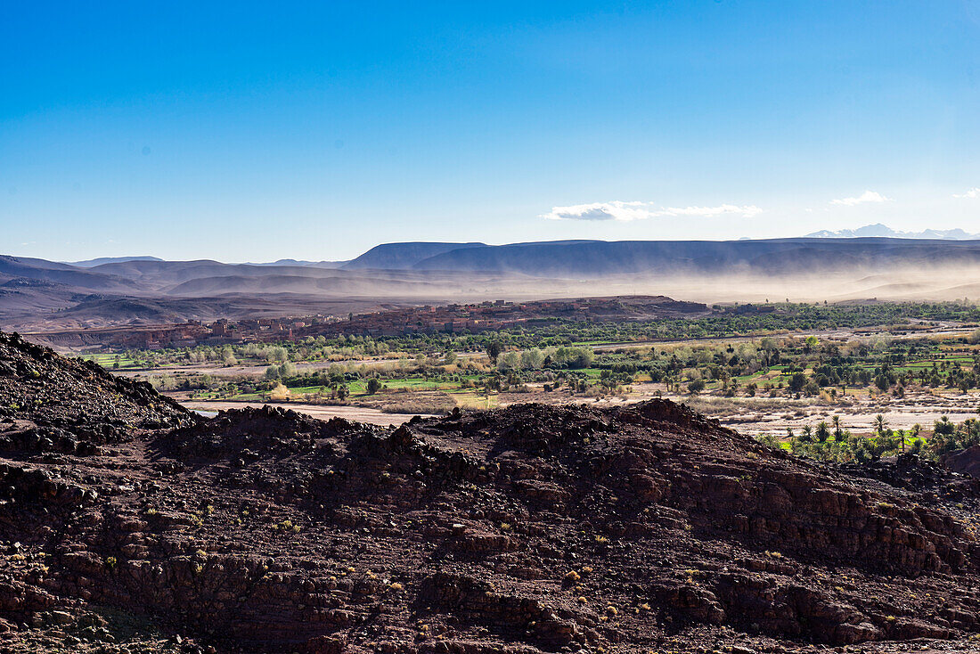 Nordafrika, Marokko, Provinz Ouarzazate, Starker Wind bläst Sand über die Landschaft