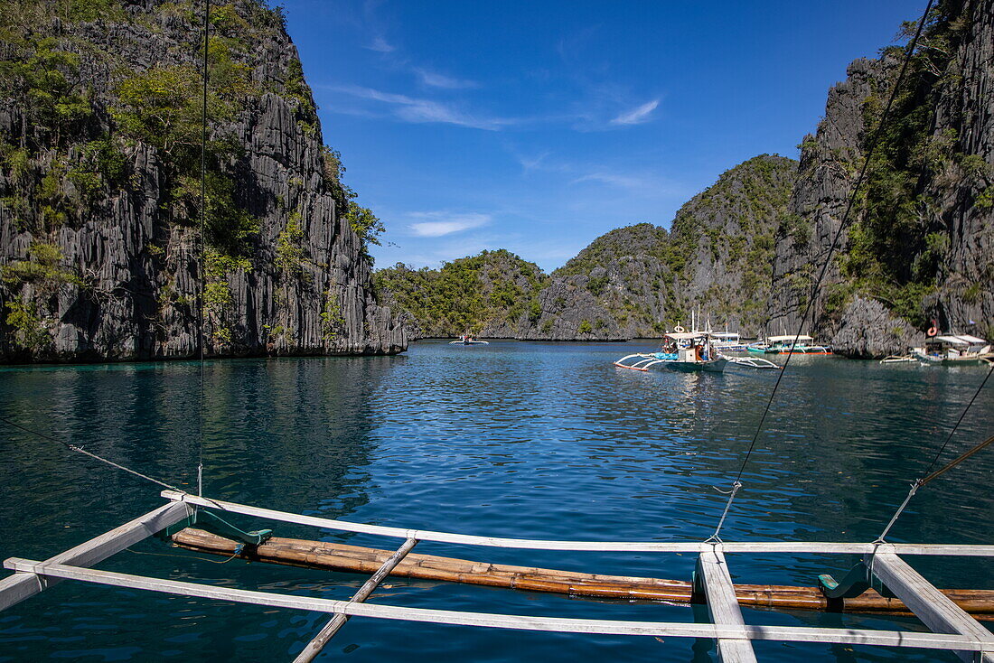 Kalksteinfelsen in der Lagune und Bangka Auslegerkanus, Coron, Palawan, Philippinen, Südostasien