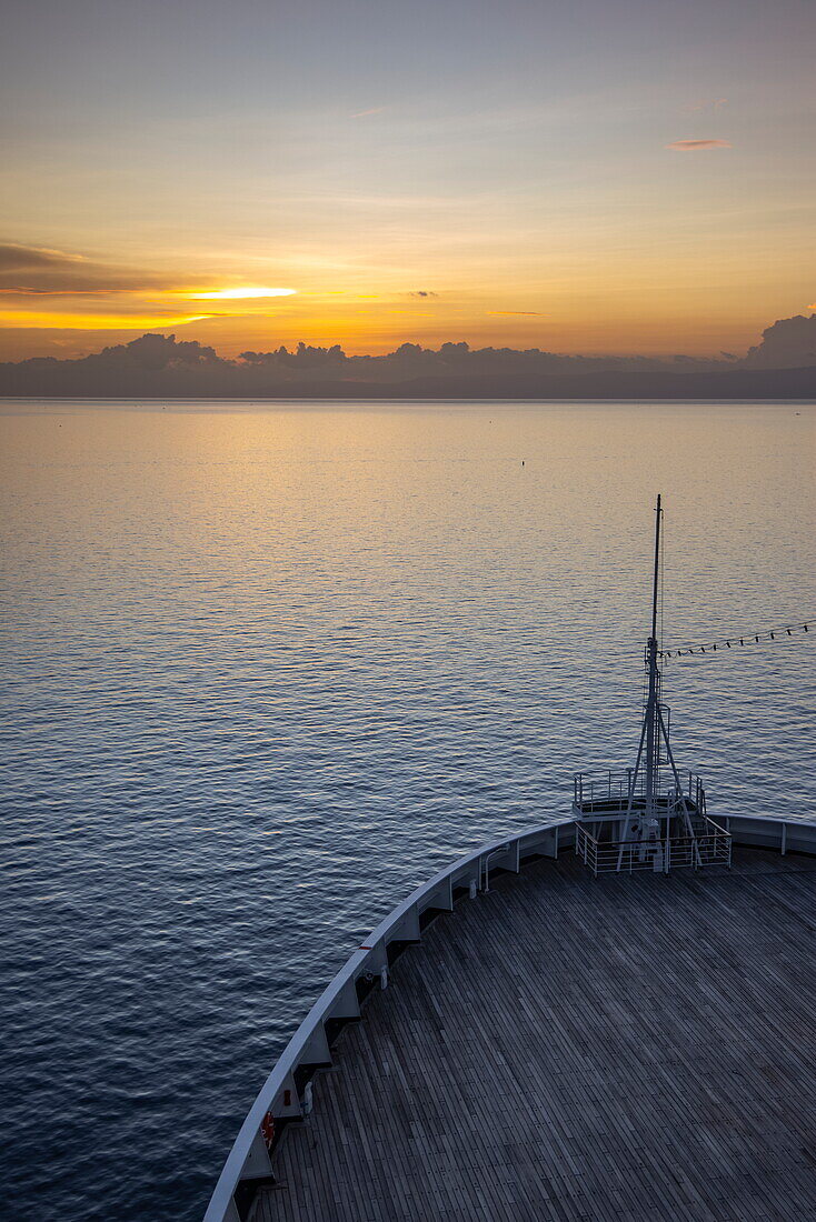 Bug von Kreuzfahrtschiff Vasco da Gama (nicko cruises) bei Sonnenuntergang, Tagbilaran, Bohol, Philippinen, Südostasien