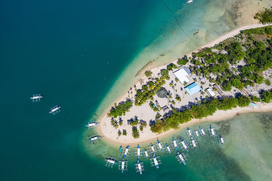 Luftaufnahmen von Bangka Ausflugsbooten auf Cowrie Island, Honda Bay, in der Nähe von Puerto Princesa, Palawan, Philippinen, Südostasien